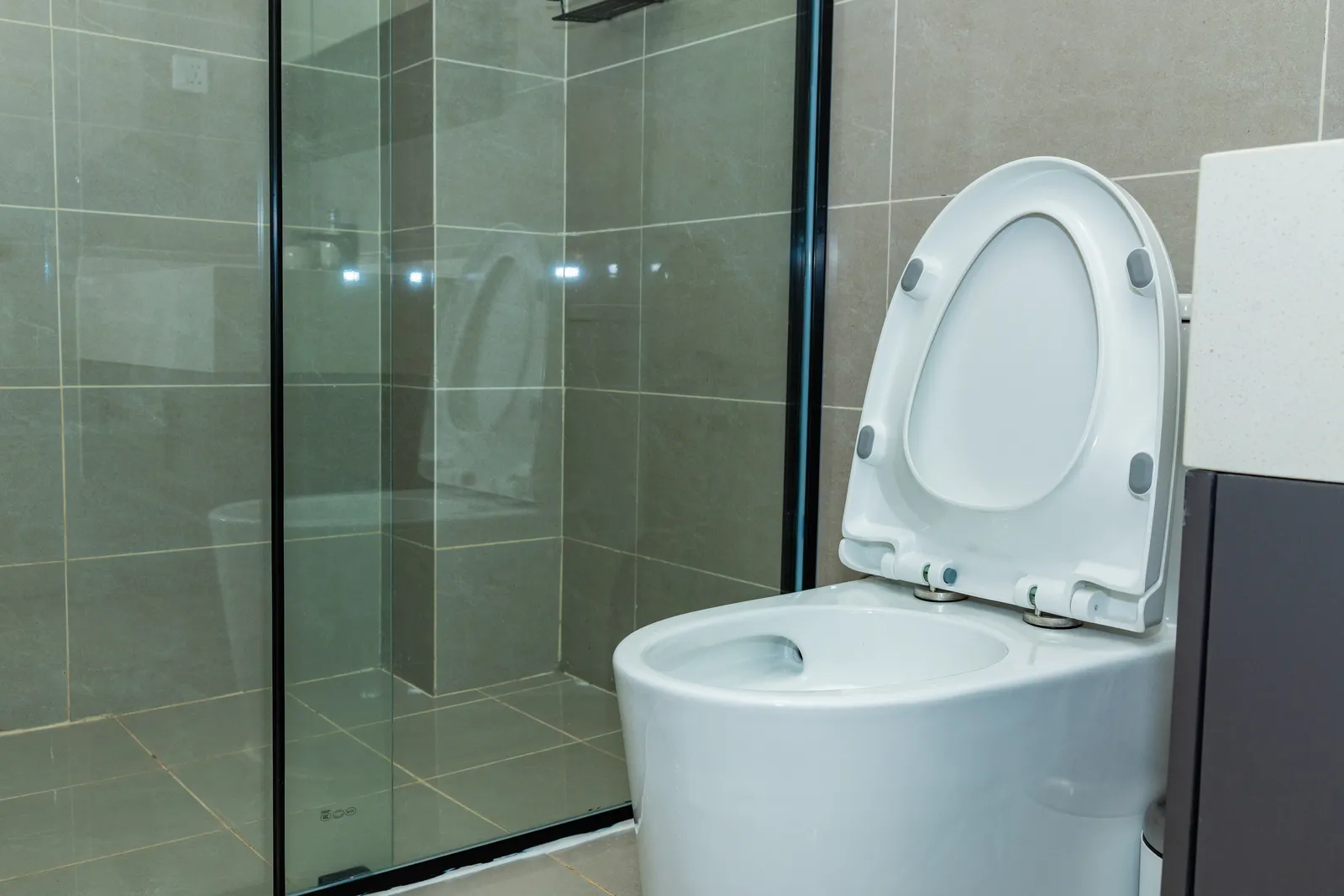 Bathroom 2 — Furnished apartment in Kipé, Conakry