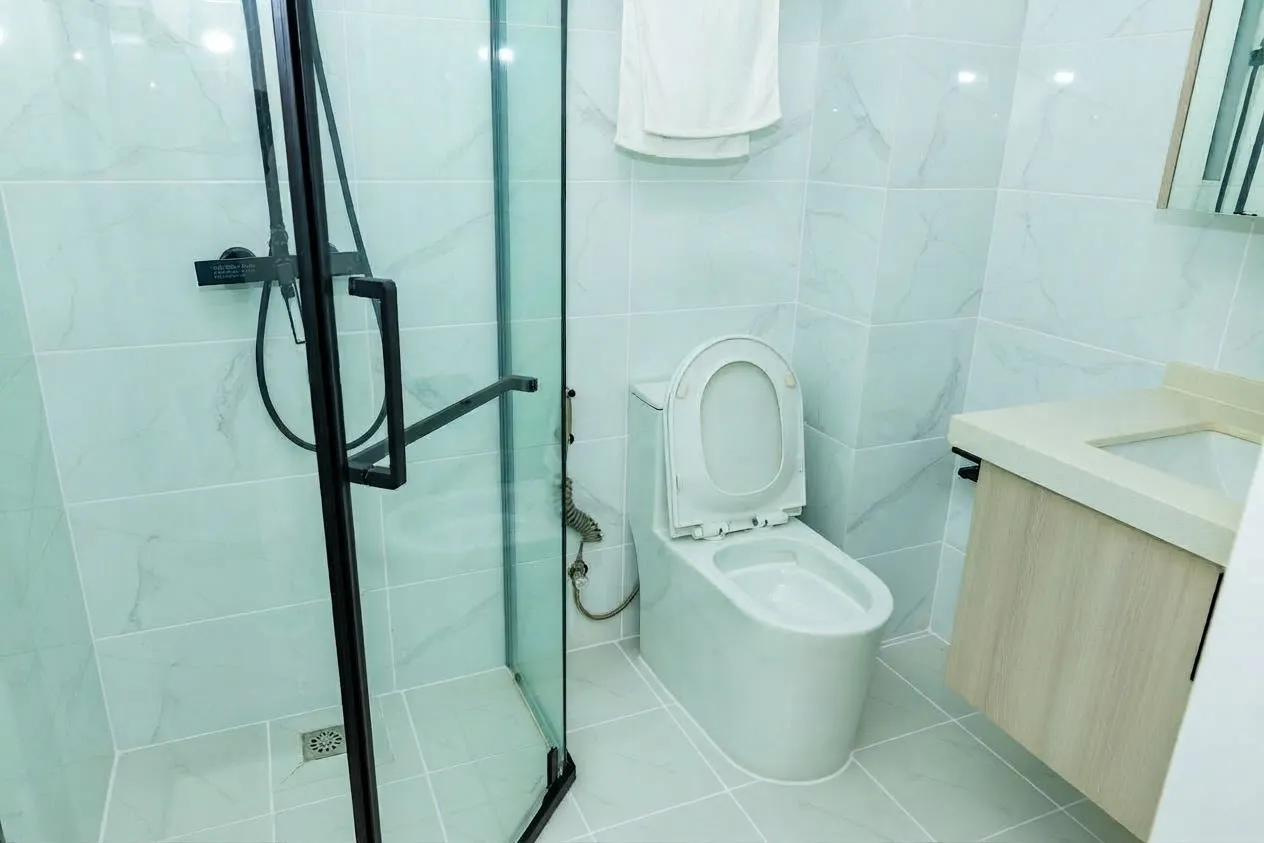 Bathroom — Furnished apartment in Kipé, Conakry