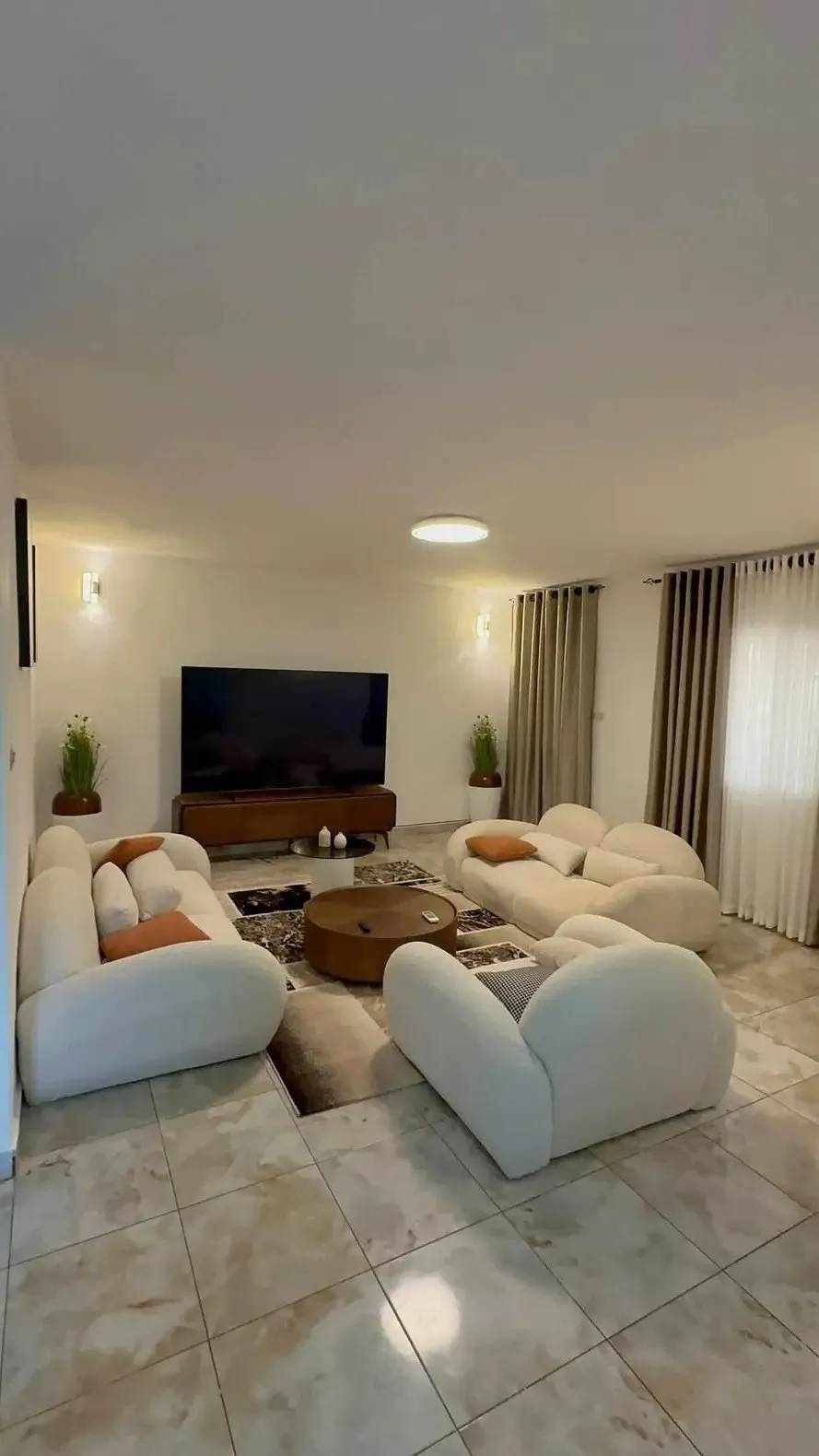 Salon — Appartement meublé à Nongo, Conakry
