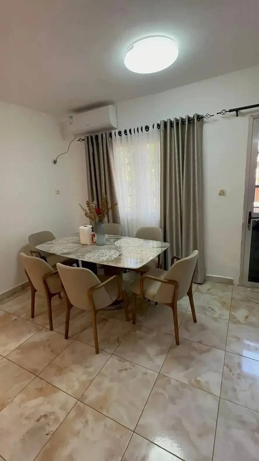 Espace repas — Appartement meublé à Nongo, Conakry