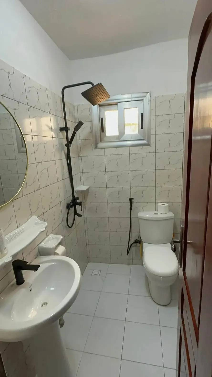 Salle de bain — Appartement meublé à Nongo, Conakry