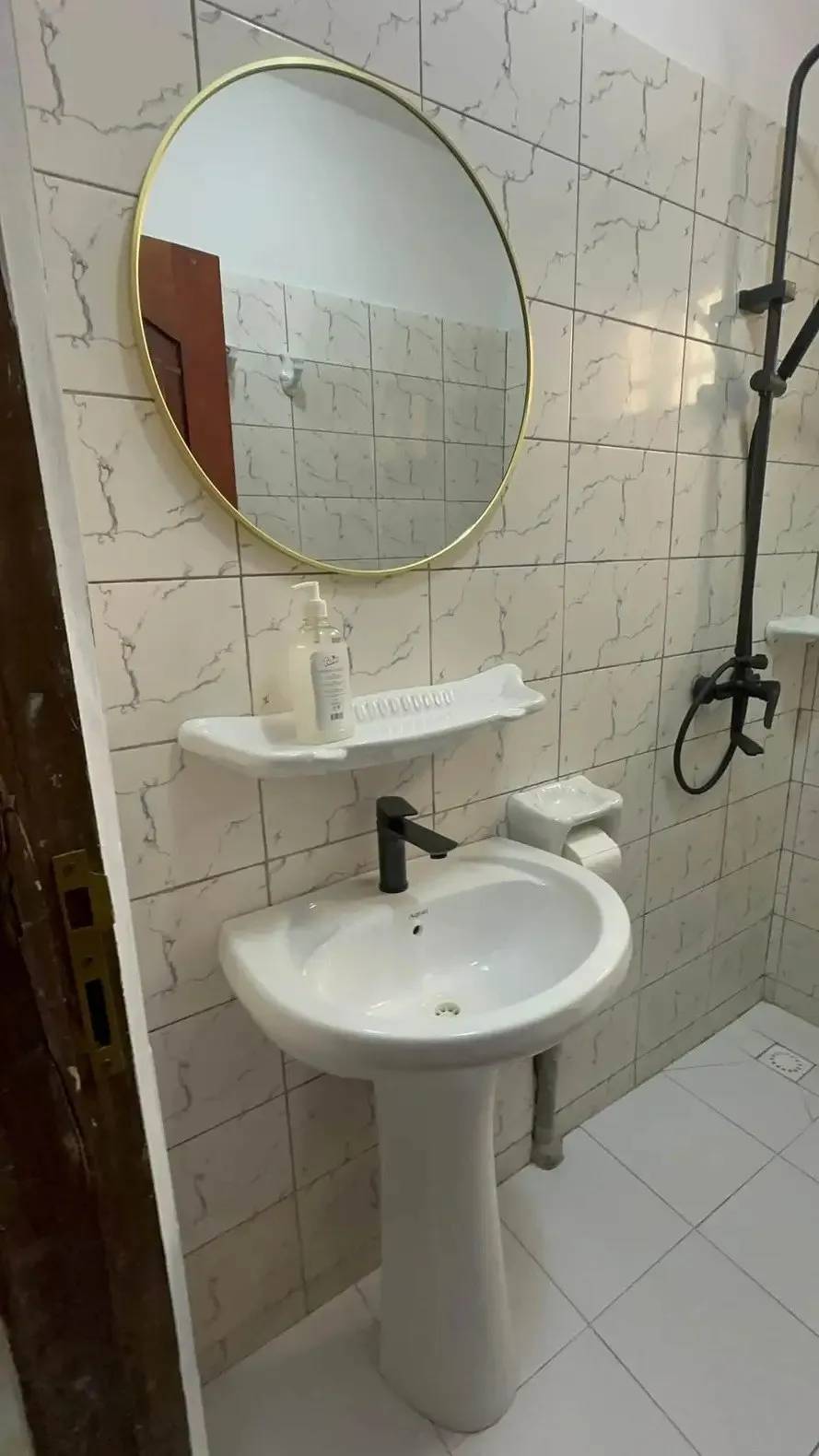Salle de bain 2 — Appartement meublé à Nongo, Conakry