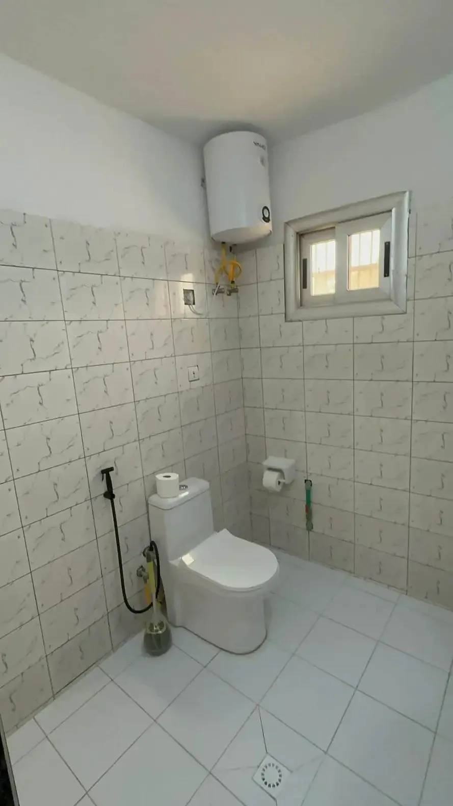 Salle de bain 3 — Appartement meublé à Nongo, Conakry