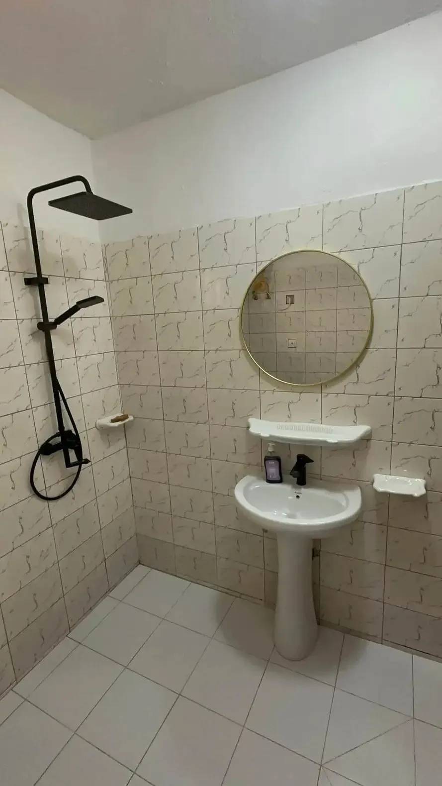 Salle de bain 4 — Appartement meublé à Nongo, Conakry