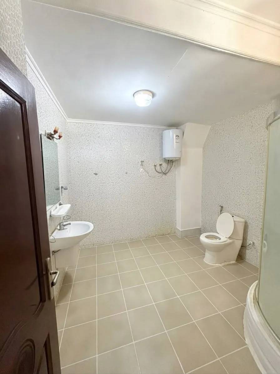 Salle de bain 2 — Appartement meublé à Camayenne, Conakry