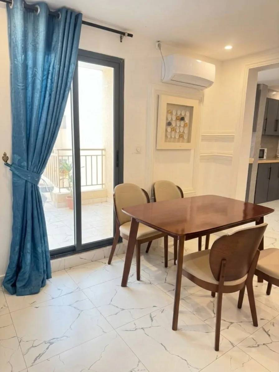 Espace repas — Appartement meublé à Kipé, Conakry