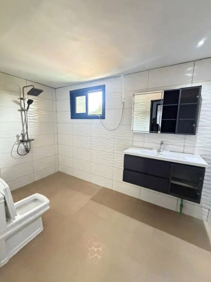Salle de bain 2 — Appartement meublé à Kipé, Conakry