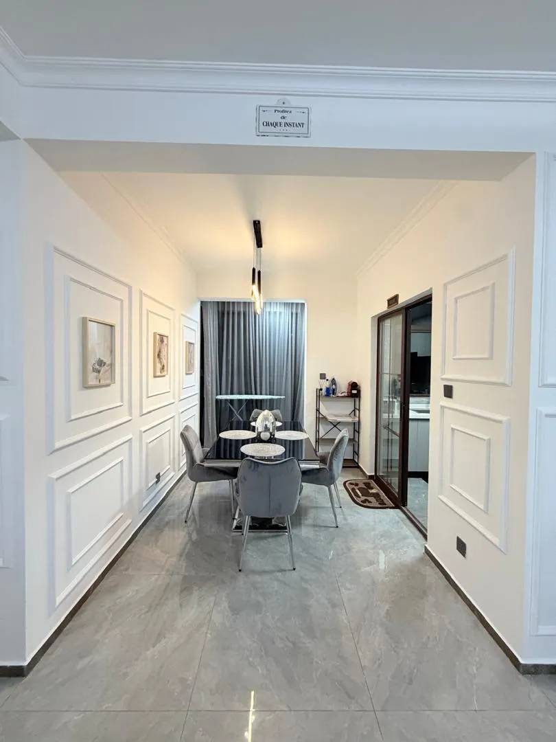 Espace repas — Appartement meublé à Kipé, Conakry