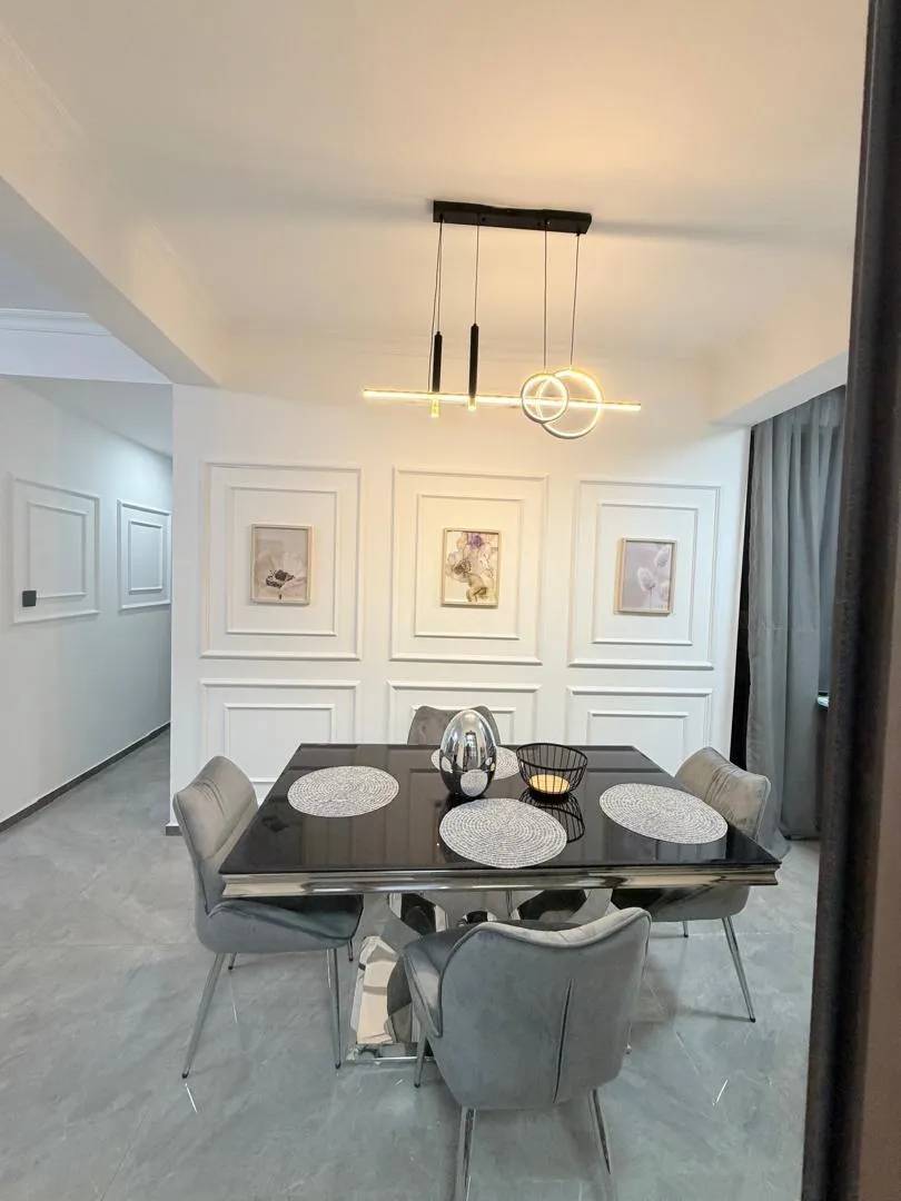 Espace repas 2 — Appartement meublé à Kipé, Conakry