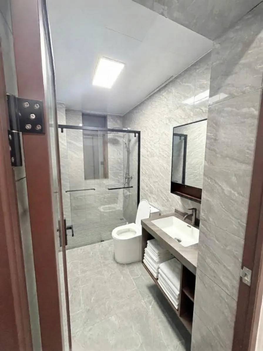 Salle de bain — Appartement meublé à Kipé, Conakry