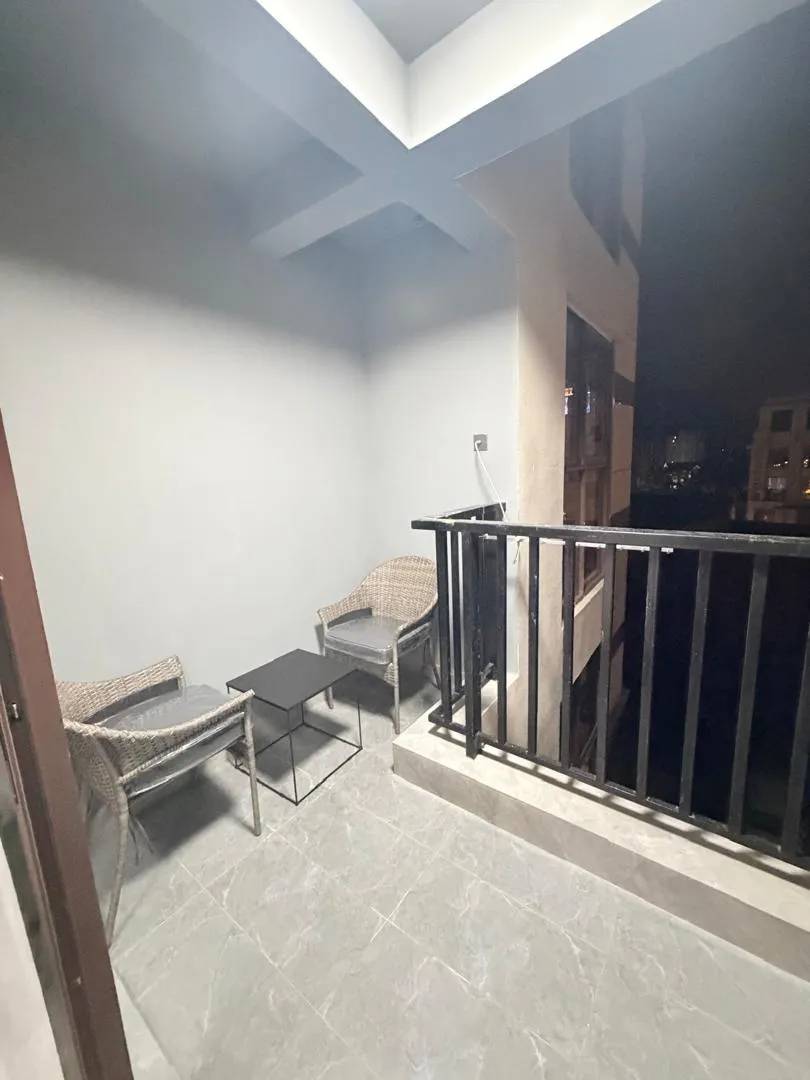 Balcon et vue — Appartement meublé à Kipé, Conakry